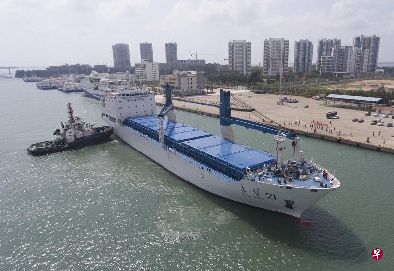 图为远望21号、远望22号船昨天停靠在海南文昌清澜港码头。（中新社）