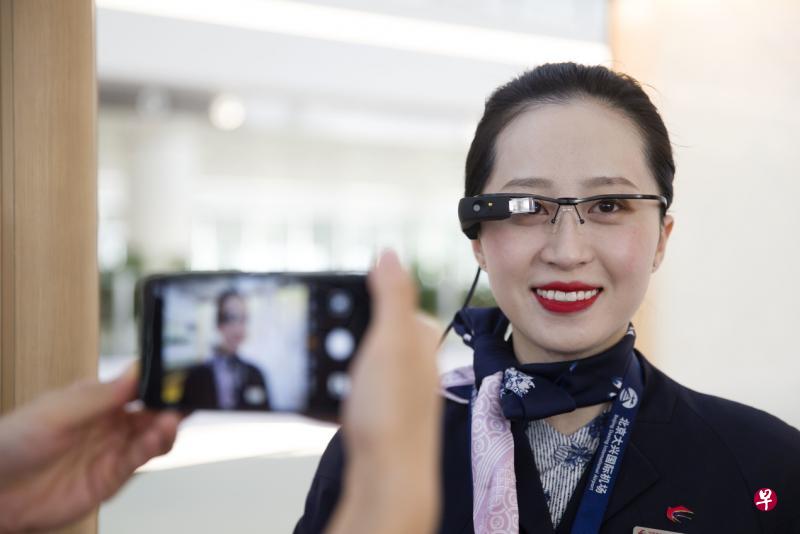 　中国东方航空公司工作人员昨天演示AR眼镜人脸识别系统，它可以在北京大兴国际机场实现购票到机舱口全程刷脸。（中新社）