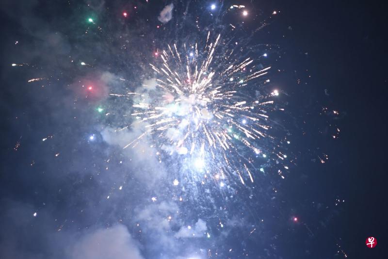 印度昨天（27日）庆祝屠妖节，家家户户燃放鞭炮后，首都空气品质指标再次陷入“非常不健康”等级。（法新社） 