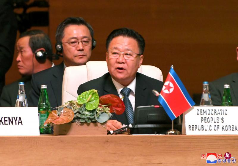 崔龙海说，唯有美国采取实际措施并撤回对朝敌对政策，朝鲜才能与美方进行无核化谈判。（路透社） 