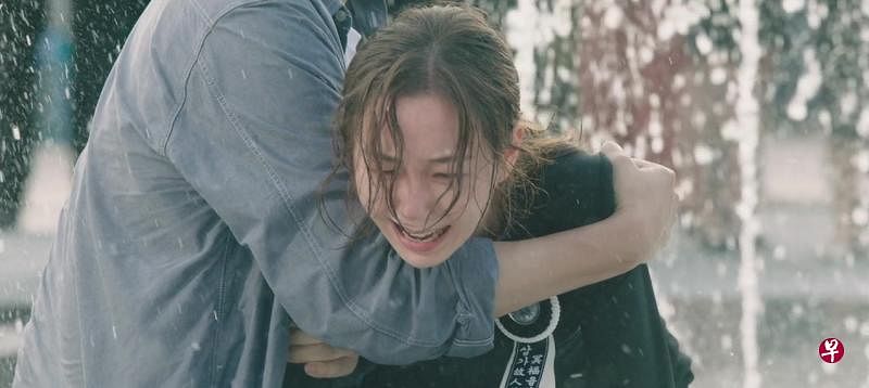 李裕英剧中为了找寻丈夫下落而情绪崩溃。（互联网）