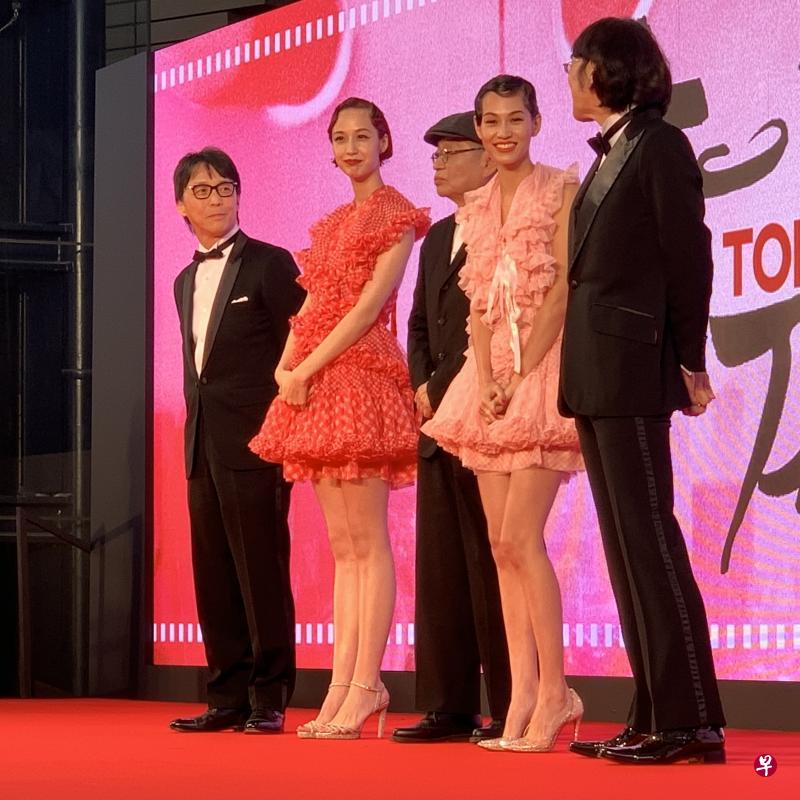 《禁止吸烟》剧组亮相，右二为水原希子。（李亦筠摄）