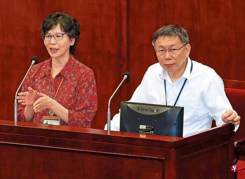 台北市政府顾问蔡壁如（左）是台北市长柯文哲的心腹大将。（互联网）