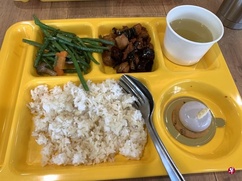 营养美味的健康午餐，配菜包括宫保鸡丁、蒜炒长豆和老黄瓜汤。（陈映蓁摄）