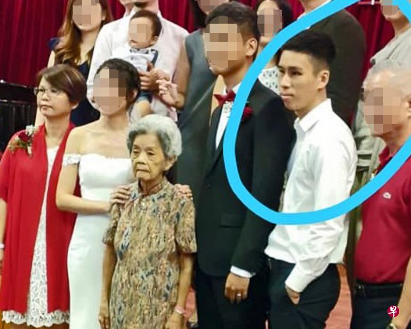 李素梅（左一）长子刚在今年7月结婚，她当时站在媳妇右边，被告吴立恩（右二）则站在哥哥左边。遭被告乱拳打死的外婆许卿龚（中）站在新人中间。（受访者提供）