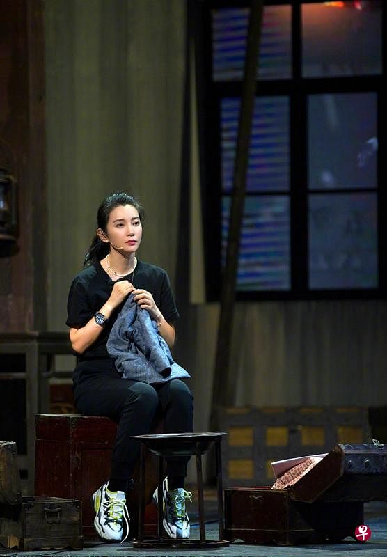 李冰冰在《我就是演员之巅峰对决》中备戏，为表演彩排。（互联网）