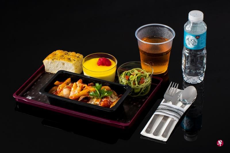 卡塔尔航空推出全新经济舱机上餐食服务“Quisine”。（王远昌摄）