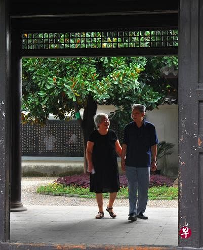 宁波月湖公园内的老人。（王远昌摄）