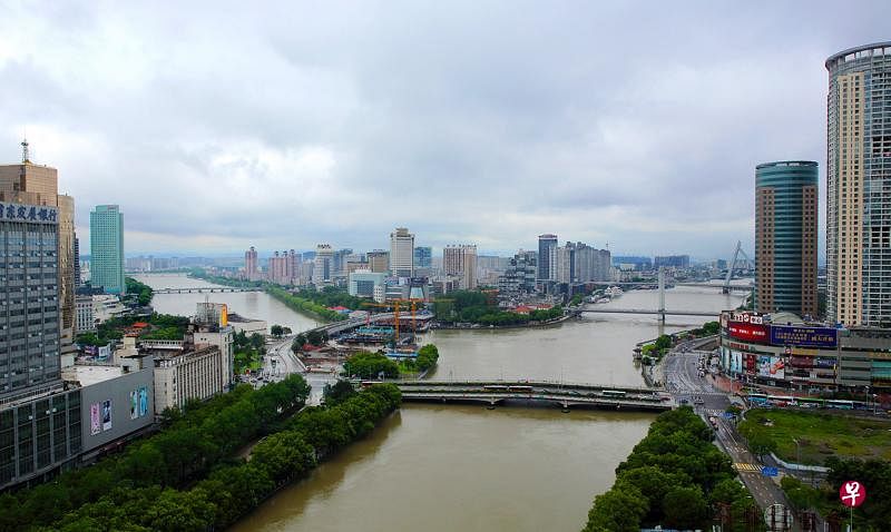 一个多世纪后的今天，宁波三江口商业中心的地位愈加彰显。（王远昌摄）