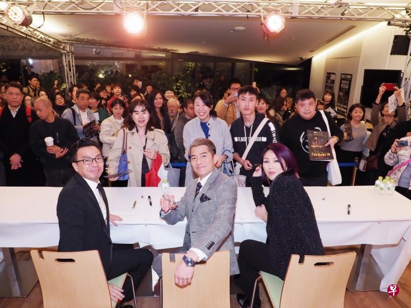 《麦路人》在东京国际电影节首映后，导演黄庆勋（左起）、郭富城及杨千嬅与日本粉丝互动。（电影公司提供）