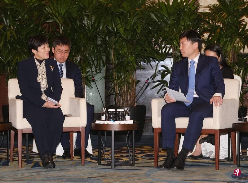 新加坡贸工部兼教育部高级政务部长，新加坡—山东经贸理事会新方主席徐芳达(右)今早与中方主席、山东省副省长任爱荣(左)共同主持新加坡—山东经贸理事会第21次会议。(曾坤顺摄)