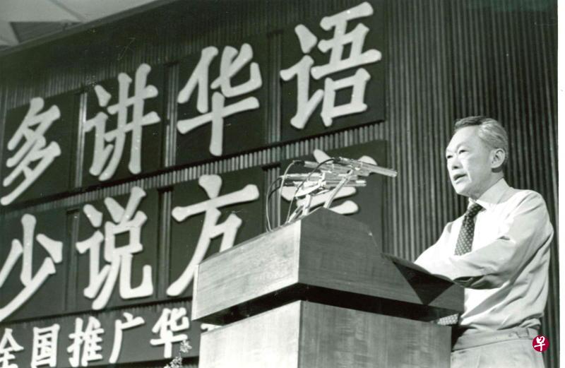 建国总理李光耀40年前决定推广讲华语运动。（档案照片）