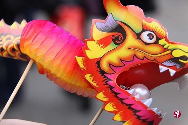 参加舞龙木偶制作坊，学制作可爱的舞龙木偶。（互联网）