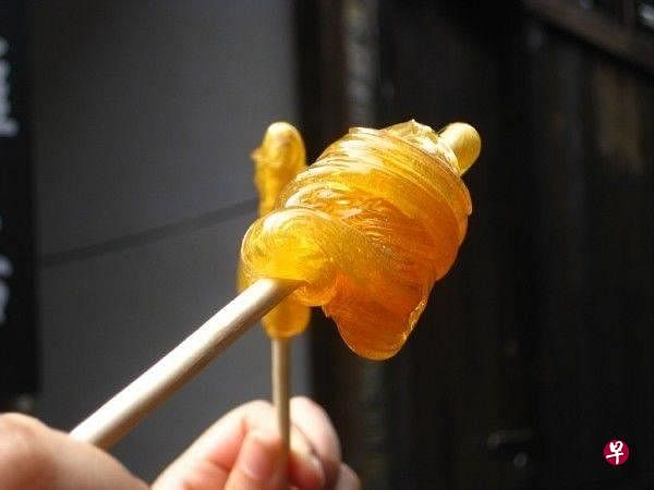 麦芽糖是早期戏院附近的常见小吃。（互联网）