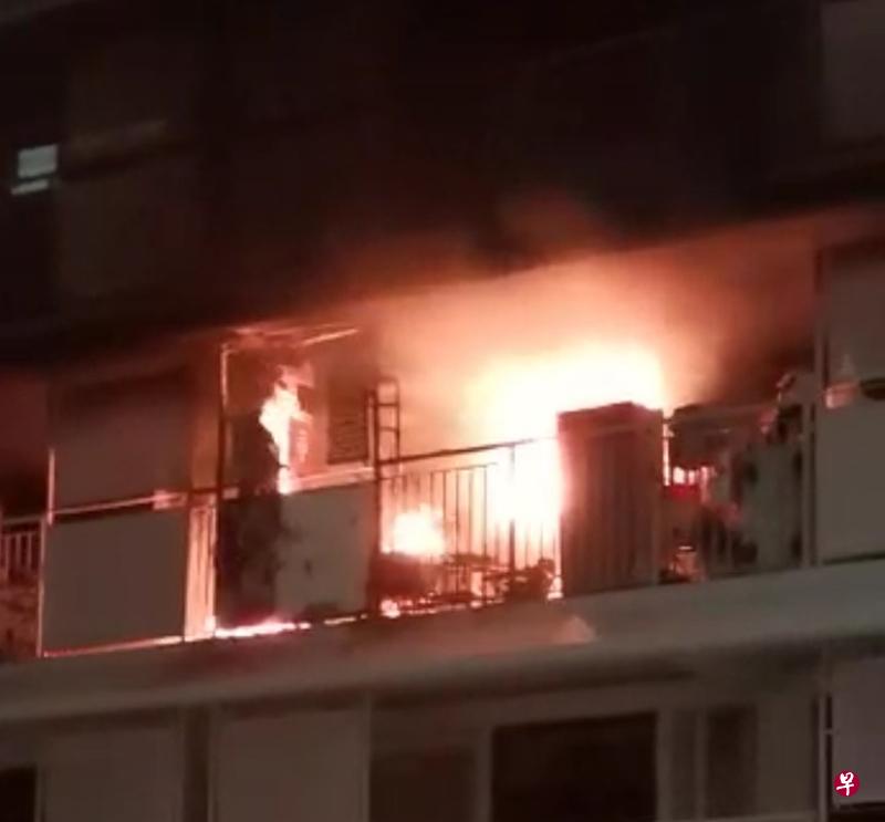 武吉巴督21街第210A组屋一个单位今天清晨起火狂烧。（读者提供）