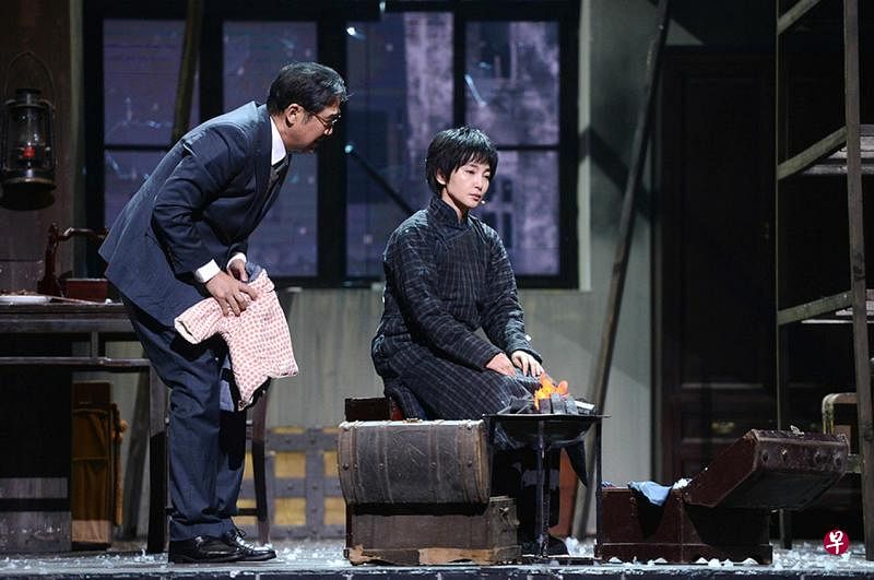 李冰冰（右）与张国立演出以南京大屠杀为背景的《阁楼》夺冠。