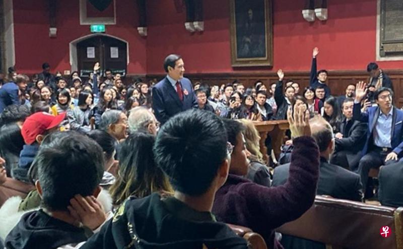 台湾前总统马英九（中间站立者）当地时间31日在牛津辩论社发表演讲。（马英九面簿）