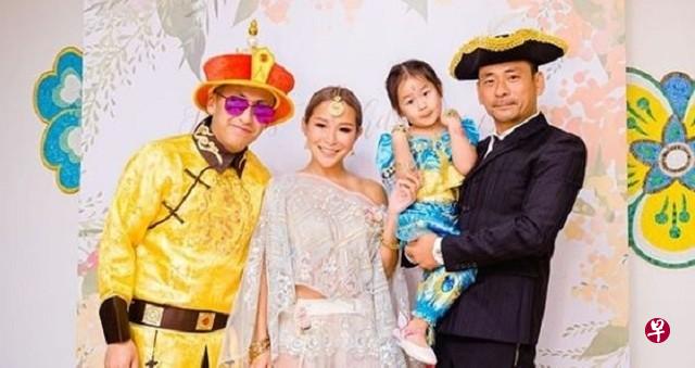 洗米华（右）为洗米嫂（左二）庆祝39岁生日。