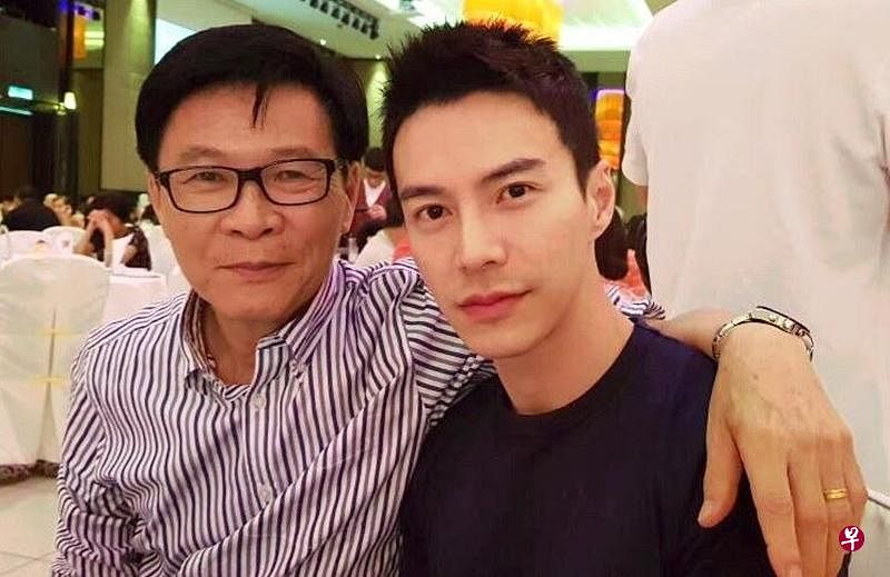 王冠逸与王爸爸，这也是王父首次曝光人前，看看两父子有多相像。（受访者提供）
