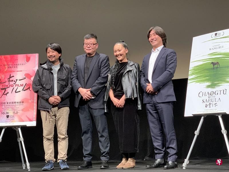 《白云之下》摄影指导李伟（左起）、导演王瑞、女主角塔娜与男主角吉日木图出席东京电影节记者会。（李亦筠摄）