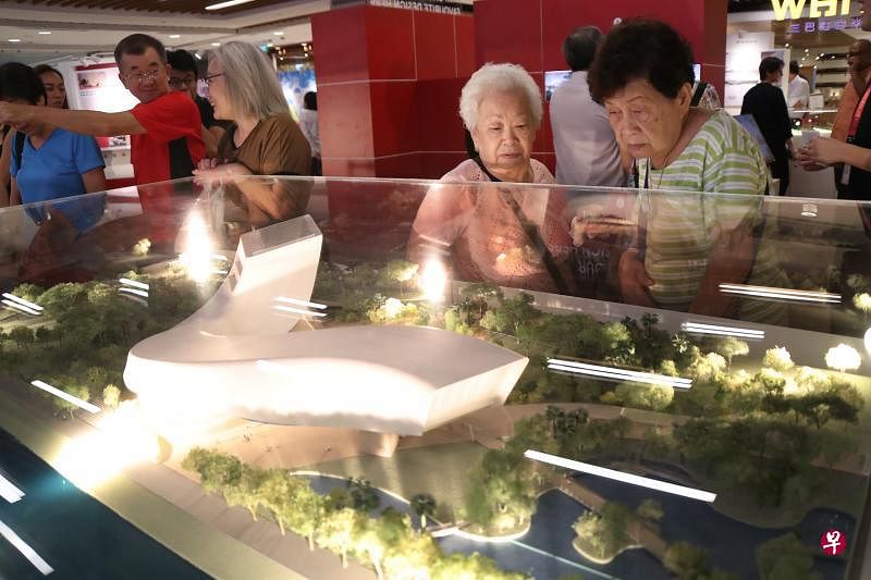 文琼妹（右二）和朋友在建国先贤纪念园模型展第一天专程到IMM商场参观，之后还给自己喜欢的作品投票。（陈来福摄）