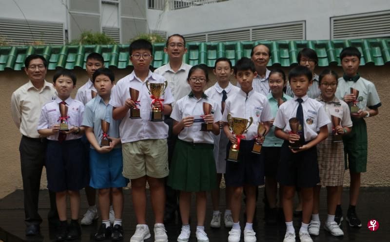 小学组获奖者与评判和颁奖嘉宾在双文化园合照。（南华中学提供）
