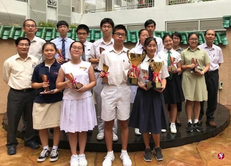 中学组获奖者与评判和颁奖嘉宾在双文化园留影。（南华中学提供）