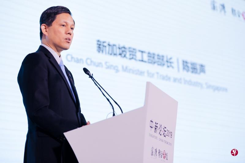 我国贸工部长陈振声今天在第三届“新中论坛”上说，虽然新加坡和中国的历史与国情不同，但有着更高层次的共同愿景，可在国际事务等方面，共同设立新标准。（《联合早报》特约摄影张凯摄）