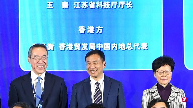 英国《金融时报》不久前引述消息人士称，北京正计划撤换香港特首林郑月娥（右），委任“临时特首”，获考虑的人选包括唐英年（左）。图为两人11月2日在南京出席第二届苏港融合发展峰会，站在中间的是江苏省副省长樊金龙。（中通社）