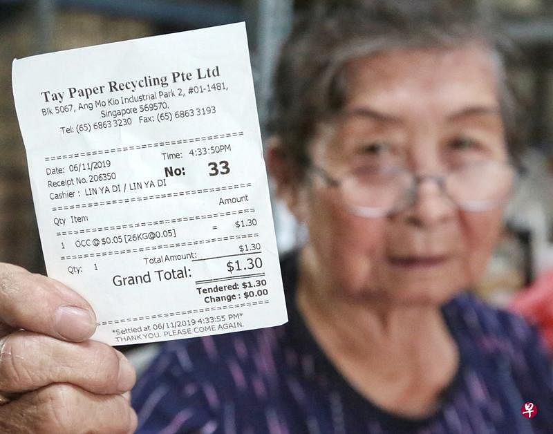 87岁老妇说，26公斤纸皮只赚1元3角。（徐颖荃摄）