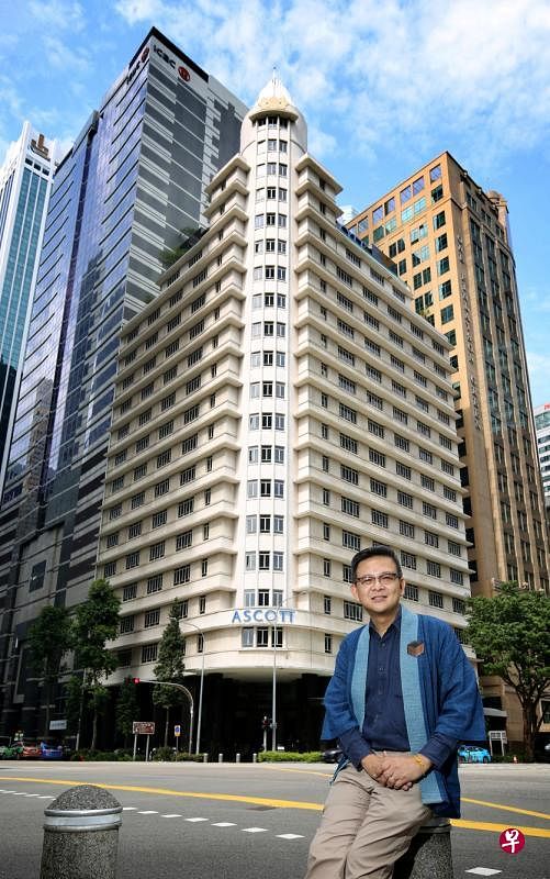 市建局旧建筑保留管理部门署长汪嘉荣：本地已进入现代主义建筑的保留。他身后的前亚洲保险大厦是个成功的案例。（龙国雄摄影）