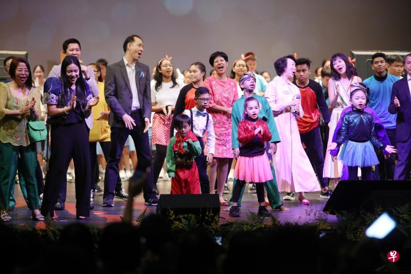 异彩人生大型演出进入第二年，展现特需和主流学校学生不分你我，共同呈献的精彩表演。（谢智扬摄）
