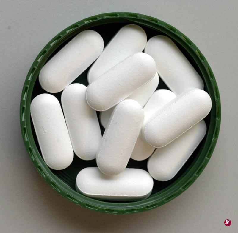 钙片若和一些抗生素同服用，会影响药物吸收。（档案照）