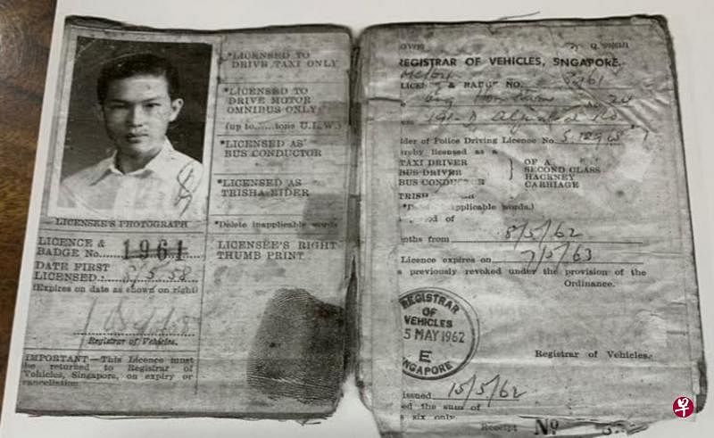 1961年黄南德考到德士执照后，在大街小巷驾了德士至少六年。（受访者提供） 