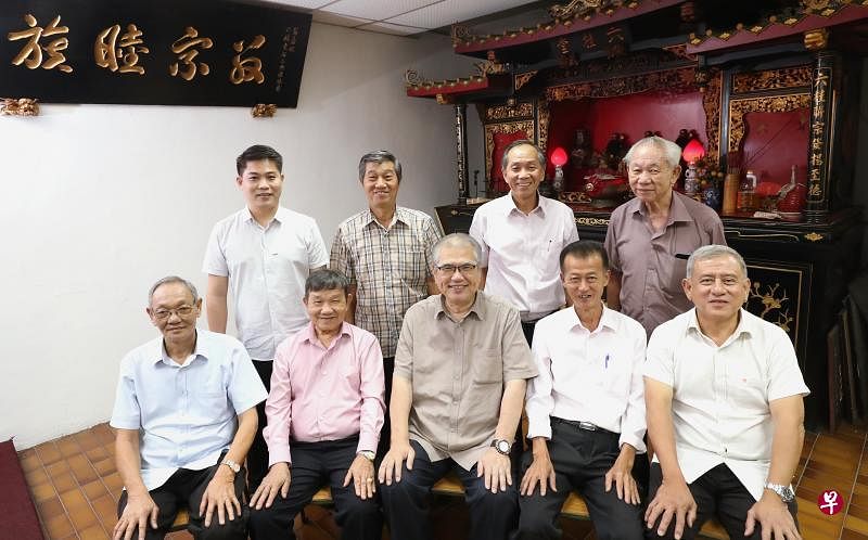 六桂堂为吸引更多有为族人入会，正着手筹组新加坡六桂商会。受访的六桂堂理事（前排左起）为财政洪必决、副主席方永泉、主席江春彣、署理主席翁两光和总务翁涯财；后排左起为副财政龚雄勋、副总务龚金凤、理事洪池和副主席龚运松。（陈来福摄）