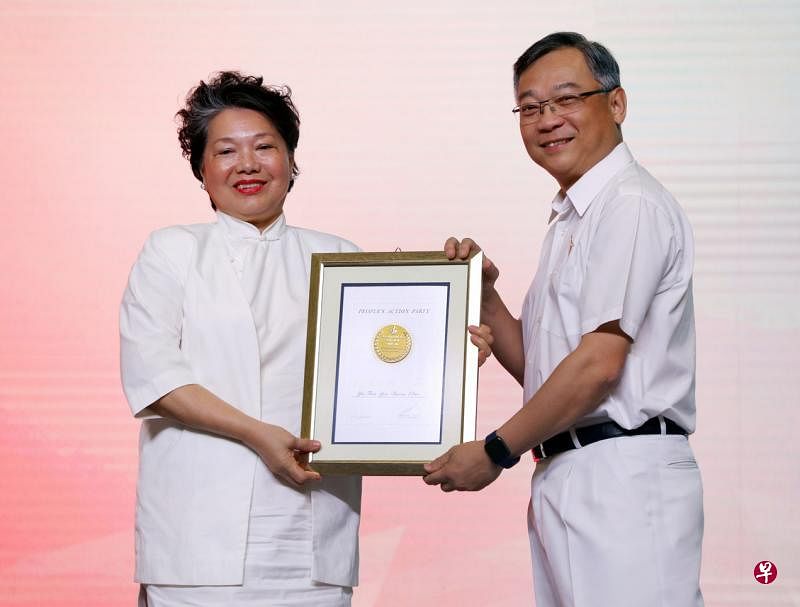 前政务部长符喜泉（左）虽然已退出政坛，但仍热心公益，昨天从行动党主席颜金勇手中接过功绩奖章。