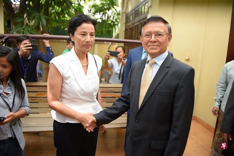 法国大使阮宾伊娃（左）和柬埔寨反对派领袖根索卡周一会面。（法新社） 