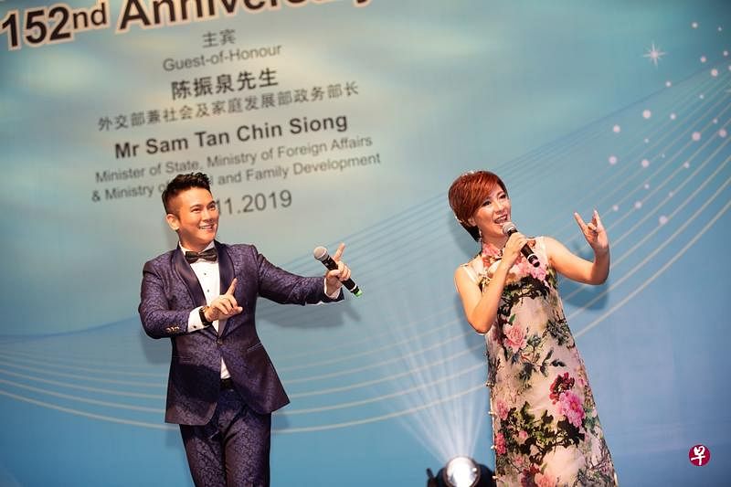 何永芳（右）穿旗袍演唱。（同济医院提供 ）