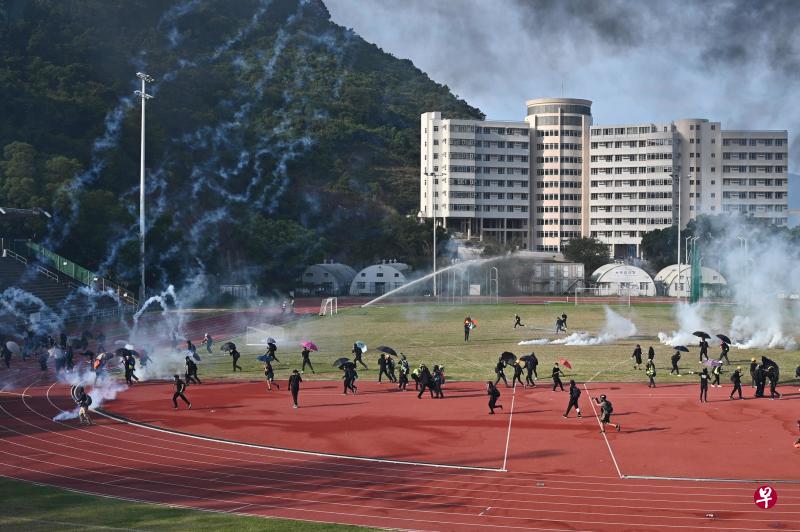 示威者昨天退至夏鼎基运动场内，防暴警察施放多枚催泪弹加以驱散。（法新社）