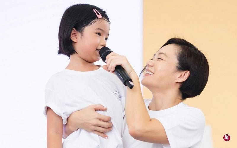 影后杨雁雁为制止儿童性侵活动拍了4个中英文视频，其中一个与爱女纹纹（马颂纹）一起拍。（截自面簿）