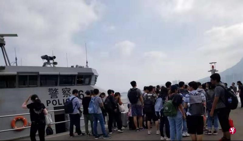 网上流传的照片显示，被困在香港中文大学附近的大陆学生与教职员，昨早在香港水警护送下离港。（互联网）