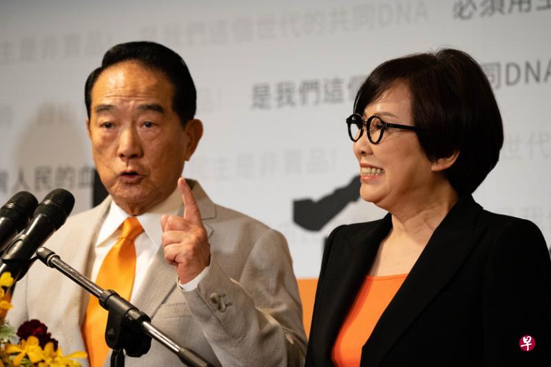 77岁的宋楚瑜（左）昨早召开记者会宣布与台湾资深广告人余湘搭档参加明年1月11日举行的台湾总统大选。（黄顺杰摄）