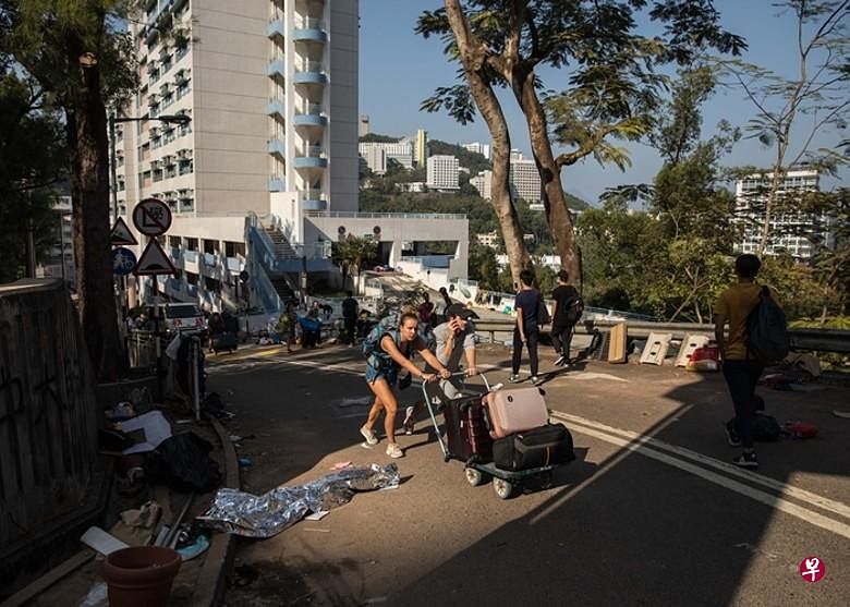 不少留港的外地学生撤离校园。（互联网）