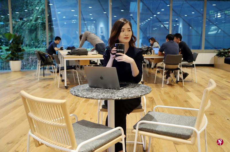 The Ordinary Co创办人李妍蔚现在可随时到WeWork设在市区的不同办公空间工作，善用开会和活动之间的空当，更有效办公。（饶进礼摄）