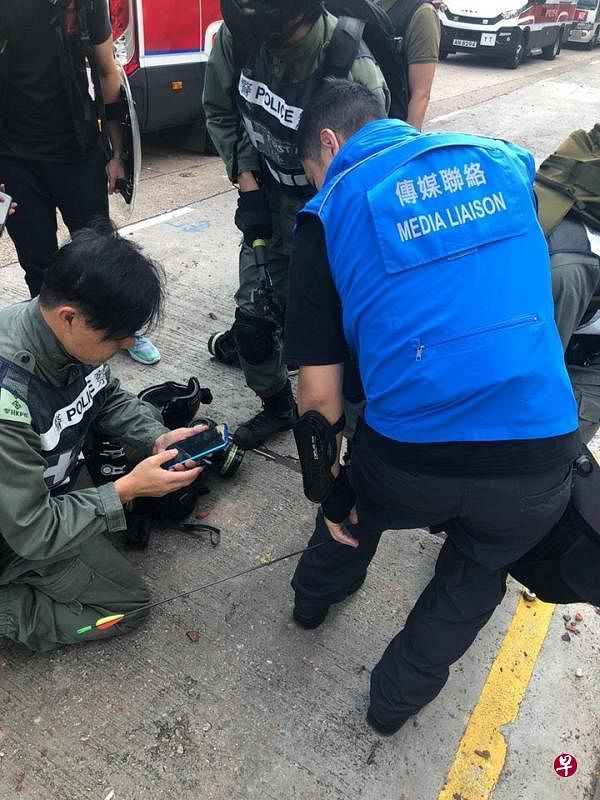 香港警察一名传媒联络队员在理工大学附近和示威者对峙时，被示威者用箭射中小腿。（香港警察公共关系科 ）