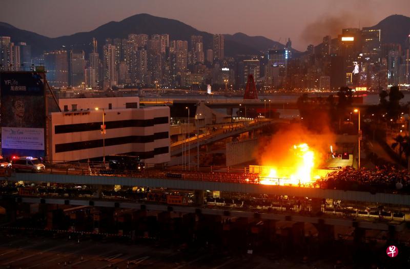 香港政务司司长张建宗昨天指出，来临星期日举行的区议会选举可能因骚乱而延后，呼吁激进示威者立即停止所有暴力。图为香港警察昨晚在红磡过海隧道附近的尖东桥上对峙。（路透社）