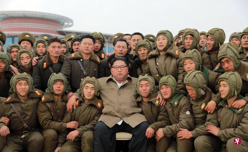 朝鲜人民军航空及防空军狙击兵与金正恩合照。（朝中社） 