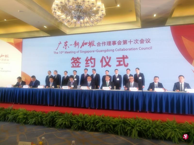 新加坡和广东双方机构、企业今天在广州签署19个项目合作的相关协议。（曾实摄）