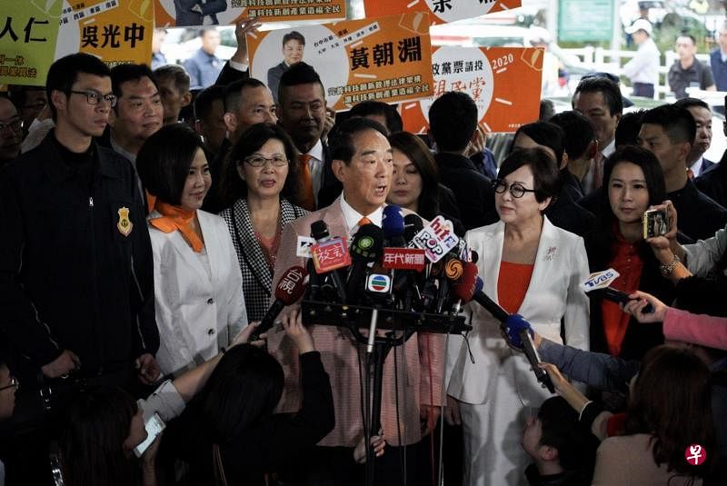 亲民党主席宋楚瑜（中）昨天上午与副手搭档余湘（ 右二）前往中央选举委员会登记成为总统、副总统候选人。可能获亲民党提名为不分区立委的鸿海集团创办人郭台铭幕僚刘宥彤 （右一），也现身表达支持。（黄顺杰摄）