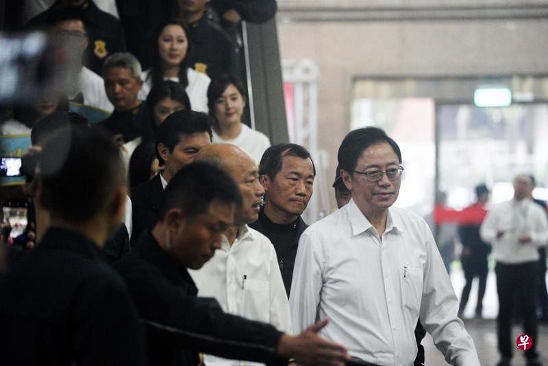 在111个青年支持者的欢呼声中，高雄市长韩国瑜（右三） 与前行政院长张善政（右）昨天紧接在亲民党之后，前往中央选举委员会登记成为国民党总统、副总统候选人。（黄顺杰摄）